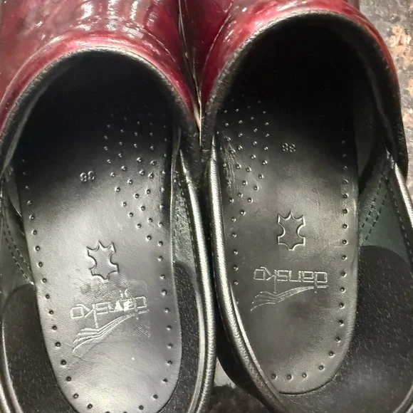 Dansko - patent leather clogs red/burgundy marbled color - Picture 3 of 9